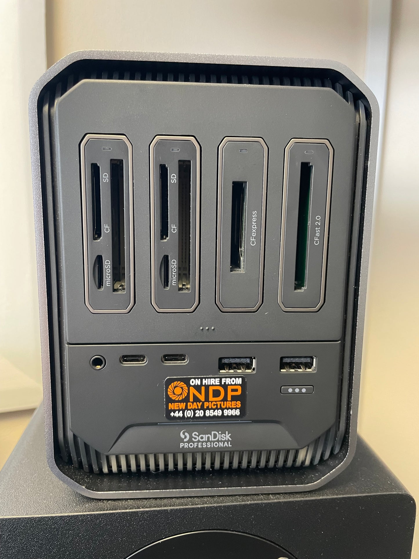 Near Mint - Sandisk Pro Dock 4